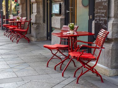 Münih, Almanya, üzerinde 16 Ağustos 2018. Ziyaretçiler için şehrin sokak üzerinde Kafe'nin küçük garsonluk