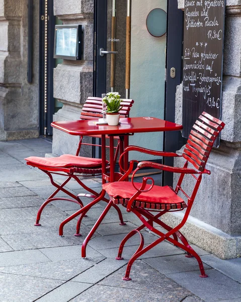德国慕尼黑 于2018年8月16日 城市街道咖啡馆的小桌等待访客 — 图库照片