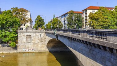 Münih, Almanya, üzerinde 16 Ağustos 2018. Izar nehir ve bentleri ile Köprü görünümü