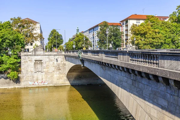 Monachium Niemcy Sierpnia 2018 Widok Most Przez Rzekę Izar Nasypów — Zdjęcie stockowe