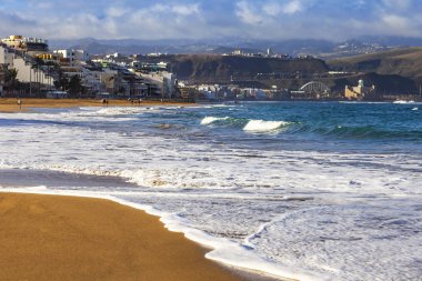Las Palmas de Gran Canaria, İspanya, 6 Ocak 2018 üzerinde. Kış Playa de Las Canteras beach Atlantik Okyanusu ve Uzaktan güzel dolgu kıyısında bilir. 