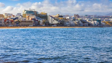 Las Palmas de Gran Canaria, İspanya, 6 Ocak 2018 üzerinde. Kış Güneşi Playa de Las Canteras beach Atlantik Okyanusu ve güzel dolgu banka üzerinde ışıklar. 