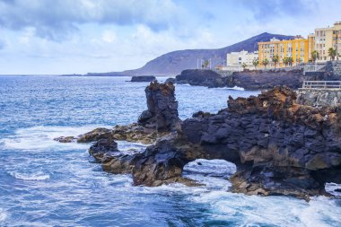 Atlantik Okyanusu Körfezi sahilinde pitoresk sörf