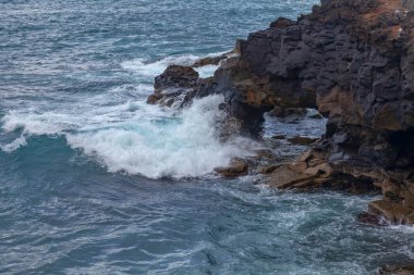 Atlantik Okyanusu Körfezi sahilinde pitoresk sörf