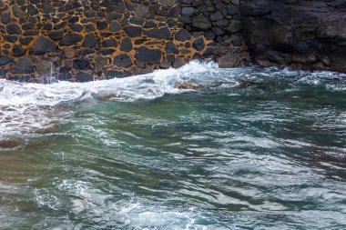 Atlantik Okyanusu Körfezi sahilinde pitoresk sörf