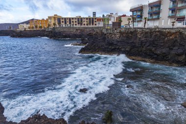 Las Palmas de Gran Canaria, İspanya, 6 Ocak 2018 üzerinde. Kış Güneşi Playa de Las Canteras beach Atlantik Okyanusu ve güzel dolgu banka üzerinde ışıklar. 