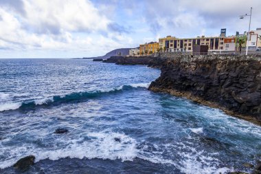 Las Palmas de Gran Canaria, İspanya, 6 Ocak 2018 üzerinde. Kış Güneşi Playa de Las Canteras beach Atlantik Okyanusu ve güzel dolgu banka üzerinde ışıklar. 