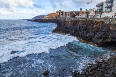 Las Palmas de Gran Canaria, İspanya, 6 Ocak 2018 üzerinde. Kış Playa de Las Canteras beach Atlantik Okyanusu ve Uzaktan güzel dolgu kıyısında bilir. 