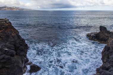 Atlantik Okyanusu Körfezi sahilinde pitoresk sörf