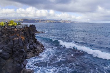 Atlantik Okyanusu Körfezi sahilinde pitoresk sörf