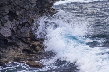 Atlantik Okyanusu Körfezi sahilinde pitoresk sörf