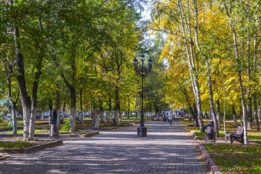 Pushkino, Rusya, 9 Ekim 2018. Şehir manzarası. Pitoresk ağaçları Bulvarı'ndaki sonbaharda çok renkli yeşillik ile