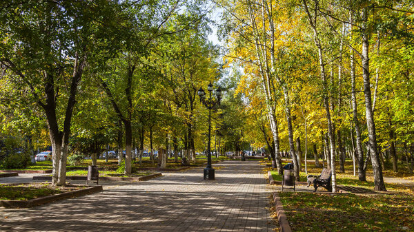 Пушкино, Россия, 9 октября 2018 года. Город пейзаж. Живописные деревья с разноцветной листвы осенью на бульваре
