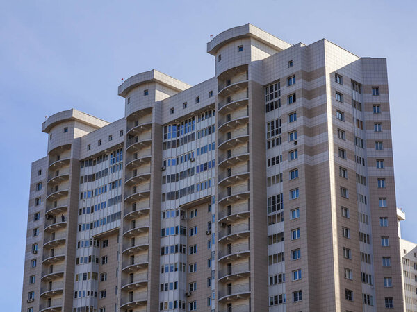 Пушкино, Россия, 9 октября 2018 года. Современный многоэтажный дом
