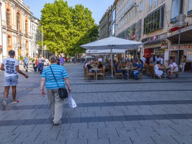 Münih, Almanya, Tarih 22 Ağustos 2018. Güzel kentsel manzara. Eski Şehir Alstadt yaya bölgesinde cadde boyunca insanlar gider