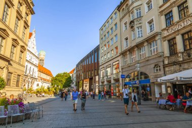 Münih, Almanya, Tarih 22 Ağustos 2018. Güzel kentsel manzara. Eski Şehir Alstadt yaya bölgesinde cadde boyunca insanlar gider