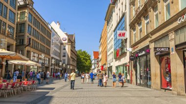 Münih, Almanya, Tarih 22 Ağustos 2018. Güzel kentsel manzara. Eski Şehir Alstadt yaya bölgesinde cadde boyunca insanlar gider