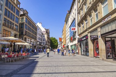 Münih, Almanya, Tarih 22 Ağustos 2018. Güzel kentsel manzara. Eski Şehir Alstadt yaya bölgesinde cadde boyunca insanlar gider
