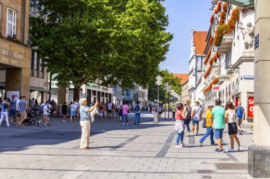 Münih, Almanya, Tarih 22 Ağustos 2018. Güzel kentsel manzara. Eski Şehir Alstadt yaya bölgesinde cadde boyunca insanlar gider