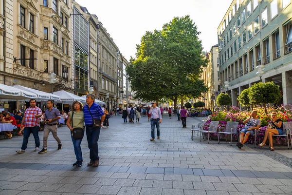 Munique Alemanha Agosto 2018 Bela Vista Urbana Pessoas Vão Longo — Fotografia de Stock