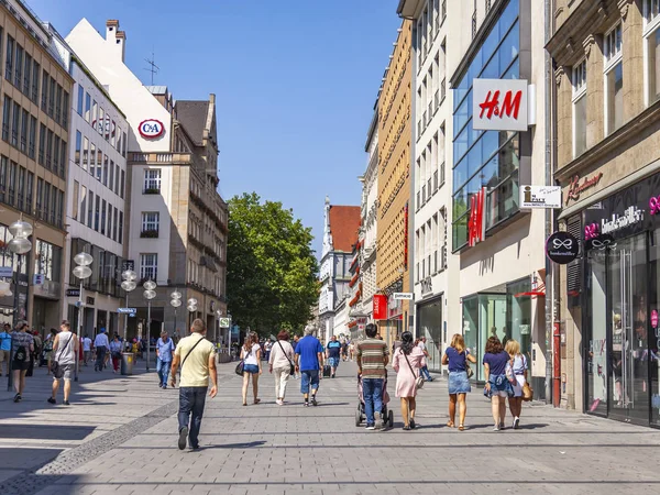 Múnich Alemania Agosto 2018 Hermosa Vista Urbana Gente Recorre Calle — Foto de Stock