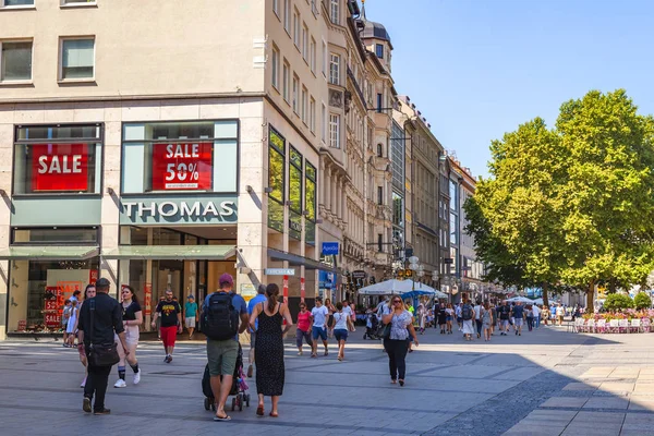 München Deutschland August 2018 Wunderschöne Stadtansicht Menschen Gehen Der Fußgängerzone — Stockfoto