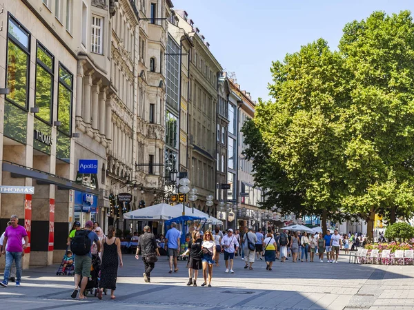 Munique Alemanha Agosto 2018 Bela Vista Urbana Pessoas Vão Longo — Fotografia de Stock