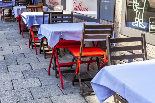 Munich Germany August 2018 Little Tables Cafe City Street Wait — Stock Photo, Image