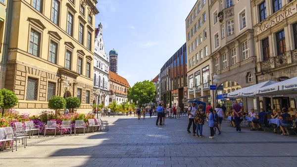 Münih, Almanya, Tarih 22 Ağustos 2018. Güzel kentsel manzara. Eski Şehir Alstadt yaya bölgesinde cadde boyunca insanlar gider