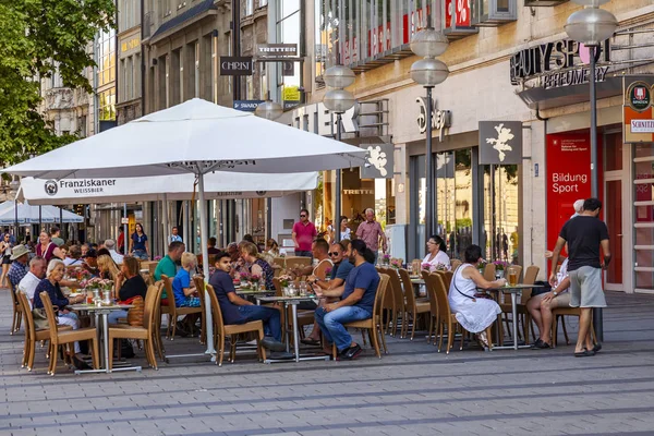 Múnich Alemania Agosto 2018 Gente Come Descansa Cafetería Calle Ciudad —  Fotos de Stock