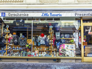 Münih, Almanya, üzerinde 16 Ağustos 2018. Pitoresk bir gösteri-pencere salonu eski şehrin ve bu yansıma. 