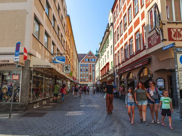 德国慕尼黑 2018年8月22日 美丽的城市景观 人们沿着街道走在旧城阿尔施塔特的步行街上 — 图库照片