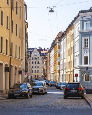 Münih, Almanya, Tarih 22 Ağustos 2018. Güzel şehir sokak. Arabalar kaldırım boyunca Park