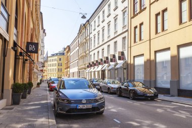 Münih, Almanya, Tarih 22 Ağustos 2018. Güzel şehir sokak. Arabalar kaldırım boyunca Park