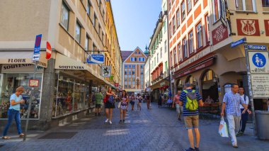 Münih, Almanya, Tarih 22 Ağustos 2018. Güzel kentsel manzara. Eski Şehir Alstadt yaya bölgesinde cadde boyunca insanlar gider