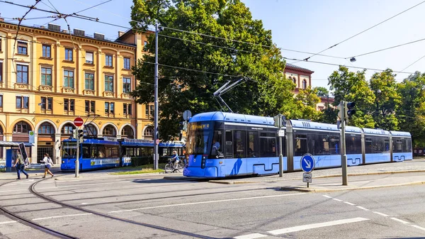 München Tyskland Augusti 2018 Moderna Höghastighetståg Tvärbanan Går Stadens Gata — Stockfoto