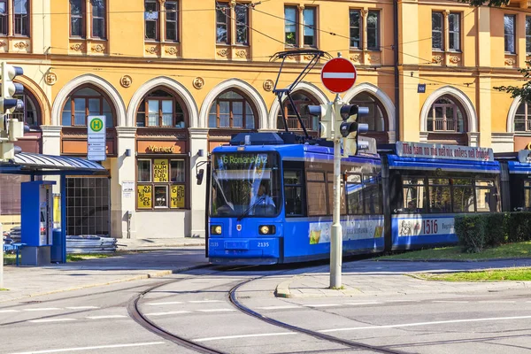 Monachium Niemcy Sierpnia 2018 Nowoczesne Szybki Tramwaj Jedzie Ulicy Miasta — Zdjęcie stockowe