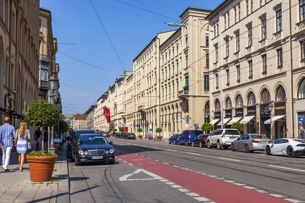 Múnich Alemania Agosto 2018 Hermosa Calle Ciudad Coches Están Aparcados —  Fotos de Stock