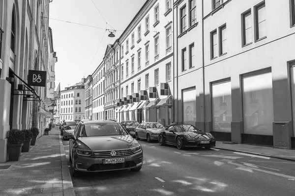 Munich Germany August 2018 Beautiful City Street Cars Parked Sidewalk — Stock Photo, Image