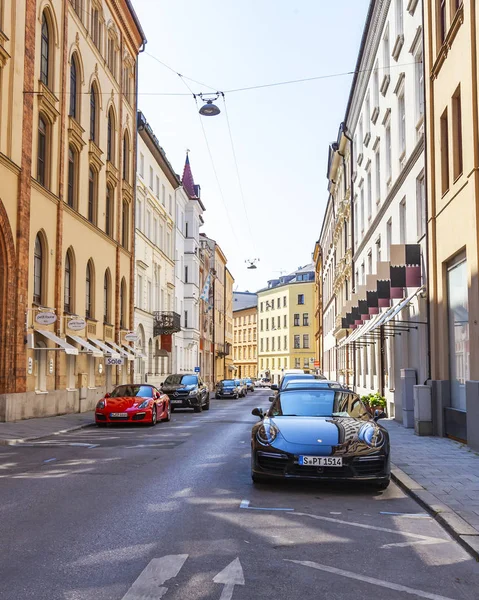Monachium Niemcy Sierpnia 2018 Piękne Miasto Ulicy Samochody Parkują Chodniku — Zdjęcie stockowe