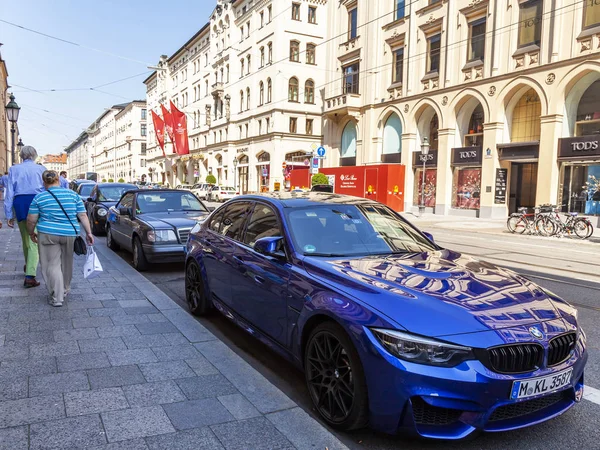 Munich Germany August 2018 Beautiful City Street Cars Parked Sidewalk — Stock Photo, Image