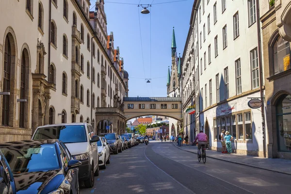 Múnich Alemania Agosto 2018 Hermosa Calle Ciudad Coches Están Aparcados — Foto de Stock