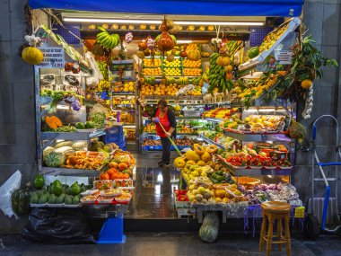 Las Palmas de Gran Canaria, İspanya, 6 Ocak 2018 üzerinde. Ticaret taze sebze ve meyve tarihsel çiftçi Mercado de Vegueta Pazar