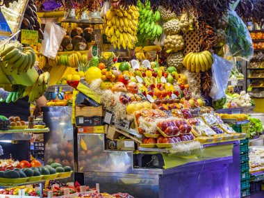 Las Palmas de Gran Canaria, İspanya, 6 Ocak 2018 üzerinde. Ticaret taze sebze ve meyve tarihsel çiftçi Mercado de Vegueta Pazar