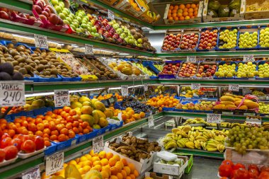 Las Palmas de Gran Canaria, İspanya, 6 Ocak 2018 üzerinde. Ticaret taze sebze ve meyve tarihsel çiftçi Mercado de Vegueta Pazar