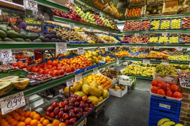 Las Palmas de Gran Canaria, İspanya, 6 Ocak 2018 üzerinde. Ticaret taze sebze ve meyve tarihsel çiftçi Mercado de Vegueta Pazar