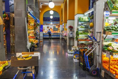 Las Palmas de Gran Canaria, İspanya, 6 Ocak 2018 üzerinde. Ticaret taze sebze ve meyve tarihsel çiftçi Mercado de Vegueta Pazar