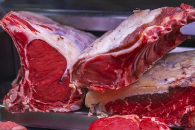 Adet taze ham et kasap bir tezgahın üzerine koyulur