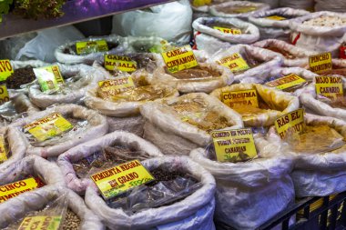 Las Palmas de Gran Canaria, İspanya, 6 Ocak 2018 üzerinde. Baharatlar, adalar ve baharat için tipik düzenlendiği sayaçları tarihsel çiftçi Mercado de Vegueta Pazar