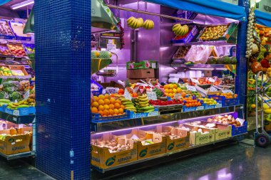 Las Palmas de Gran Canaria, İspanya, 6 Ocak 2018 üzerinde. Ticaret taze sebze ve meyve tarihsel çiftçi Mercado de Vegueta Pazar